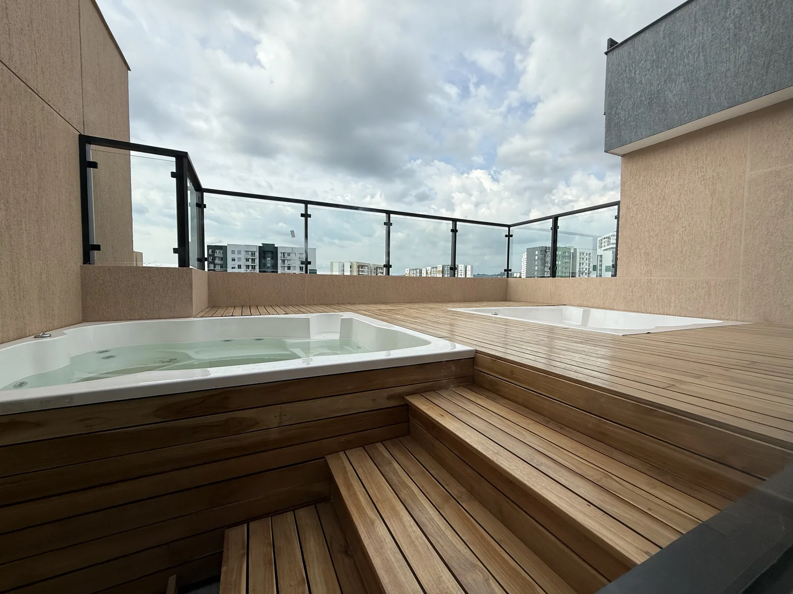 Jacuzzis reales en la terraza de Hito 18