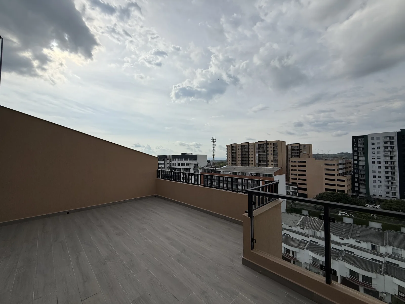 Terraza abierta real de Hito 18 con vista panorámica