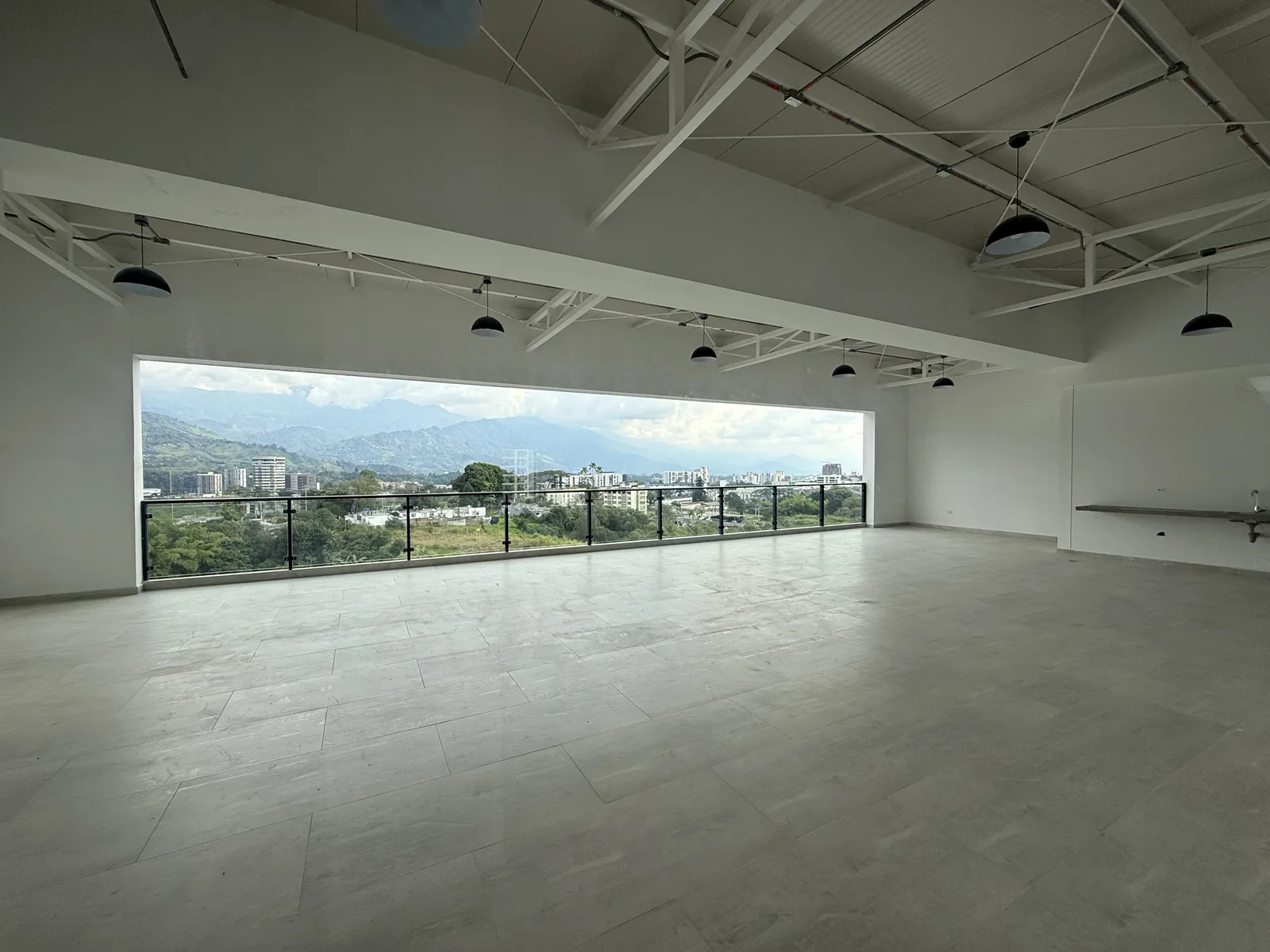Salón social real de Hito 18 con ventanal panorámico