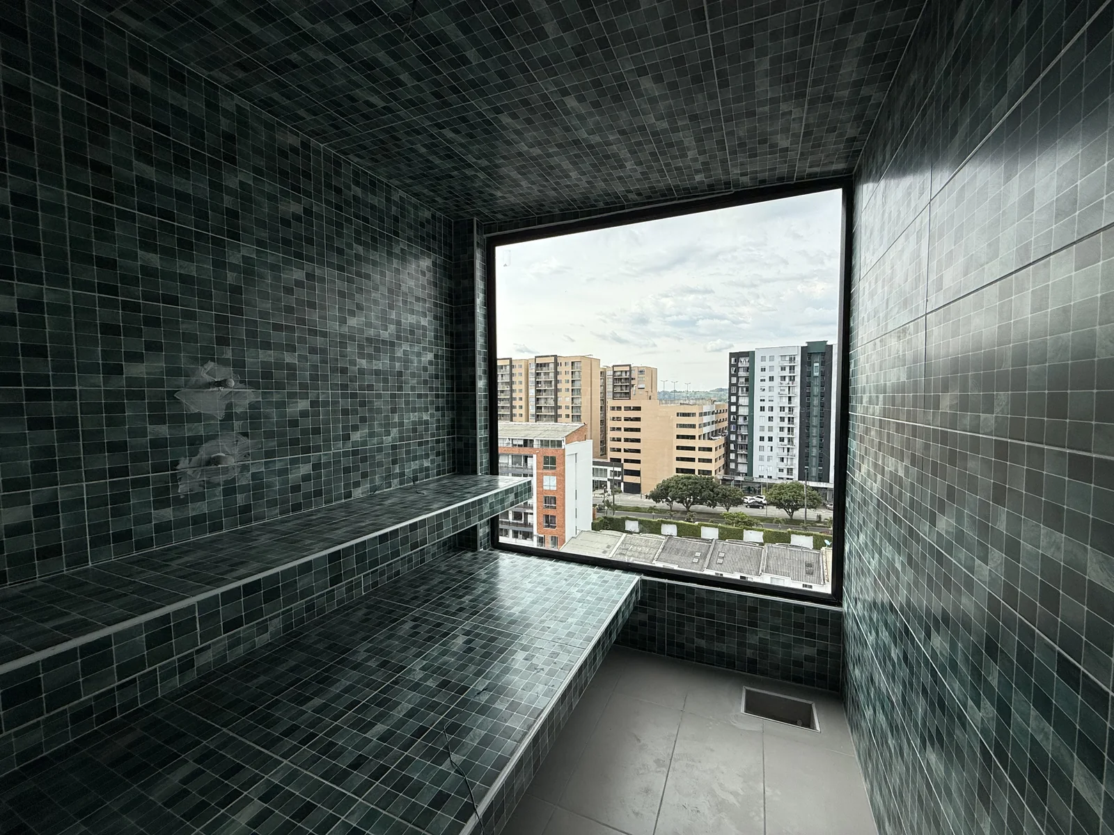 Baño de vapor real de Hito 18 con acabado en mosaico oscuro