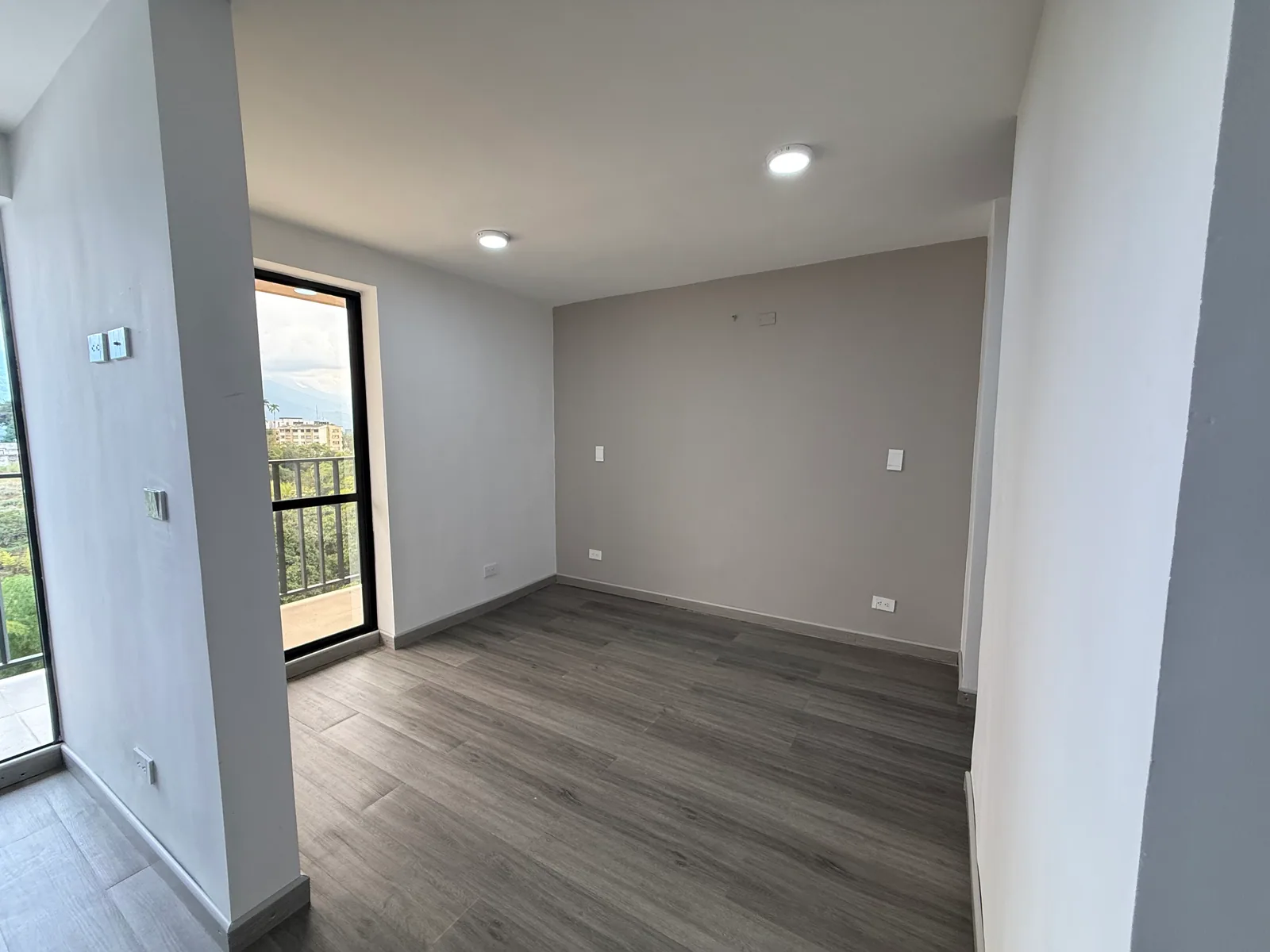 Alcoba principal real y vacía del apartamento 806