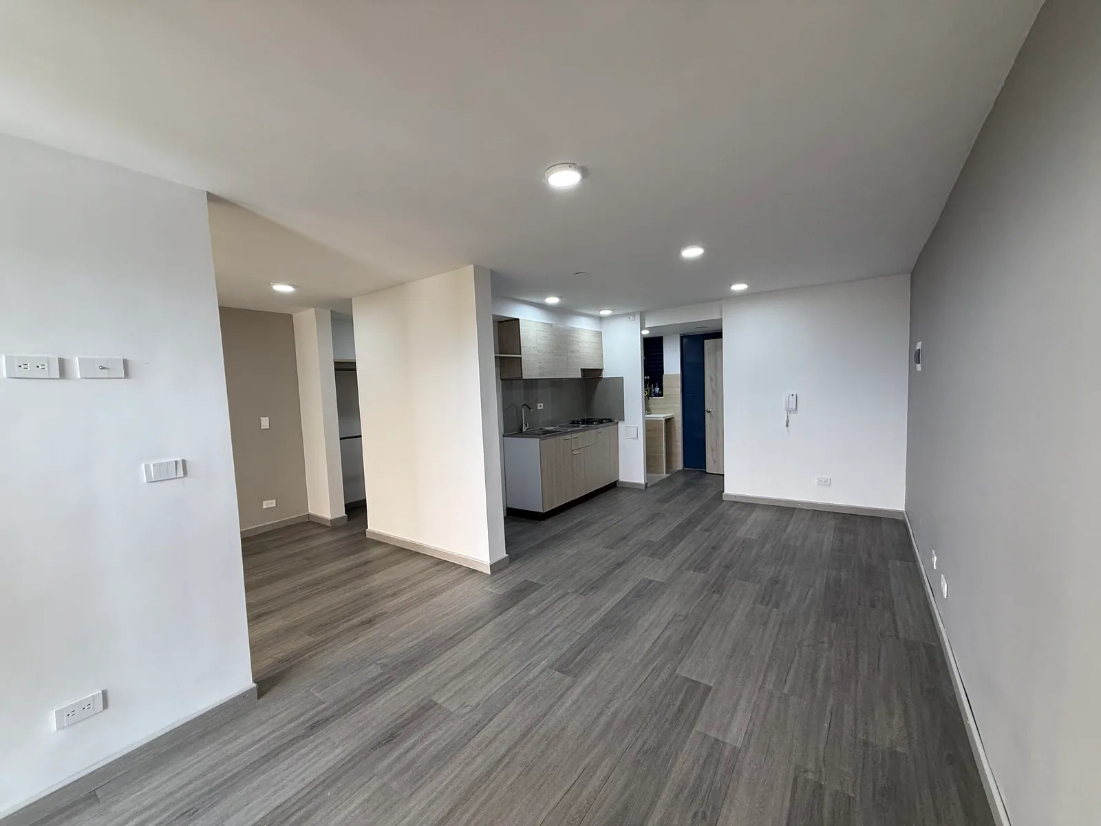 Distribución interior real del apartamento 806 desde la zona social