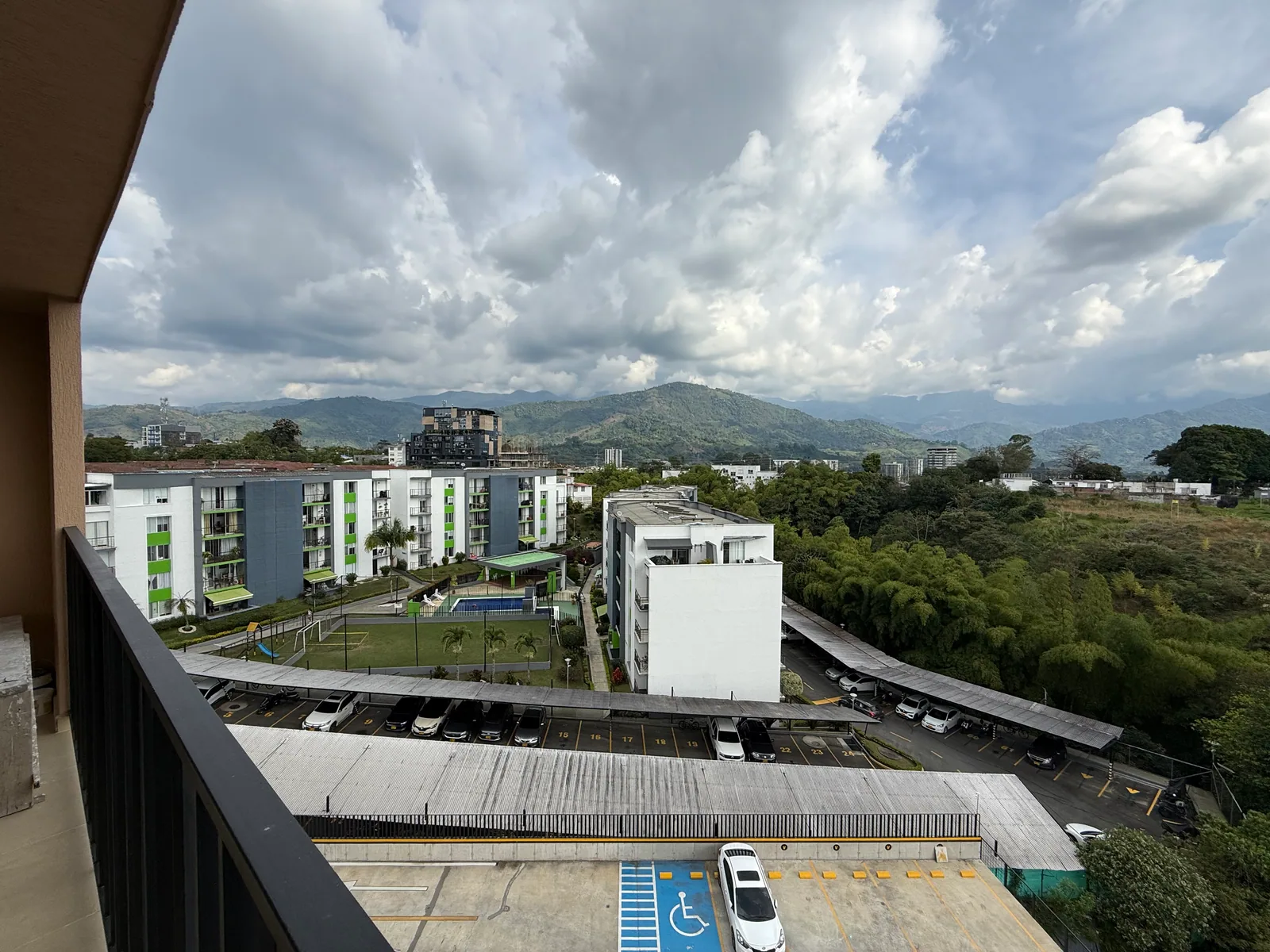Vista real desde el balcón del apartamento 806 hacia las montañas
