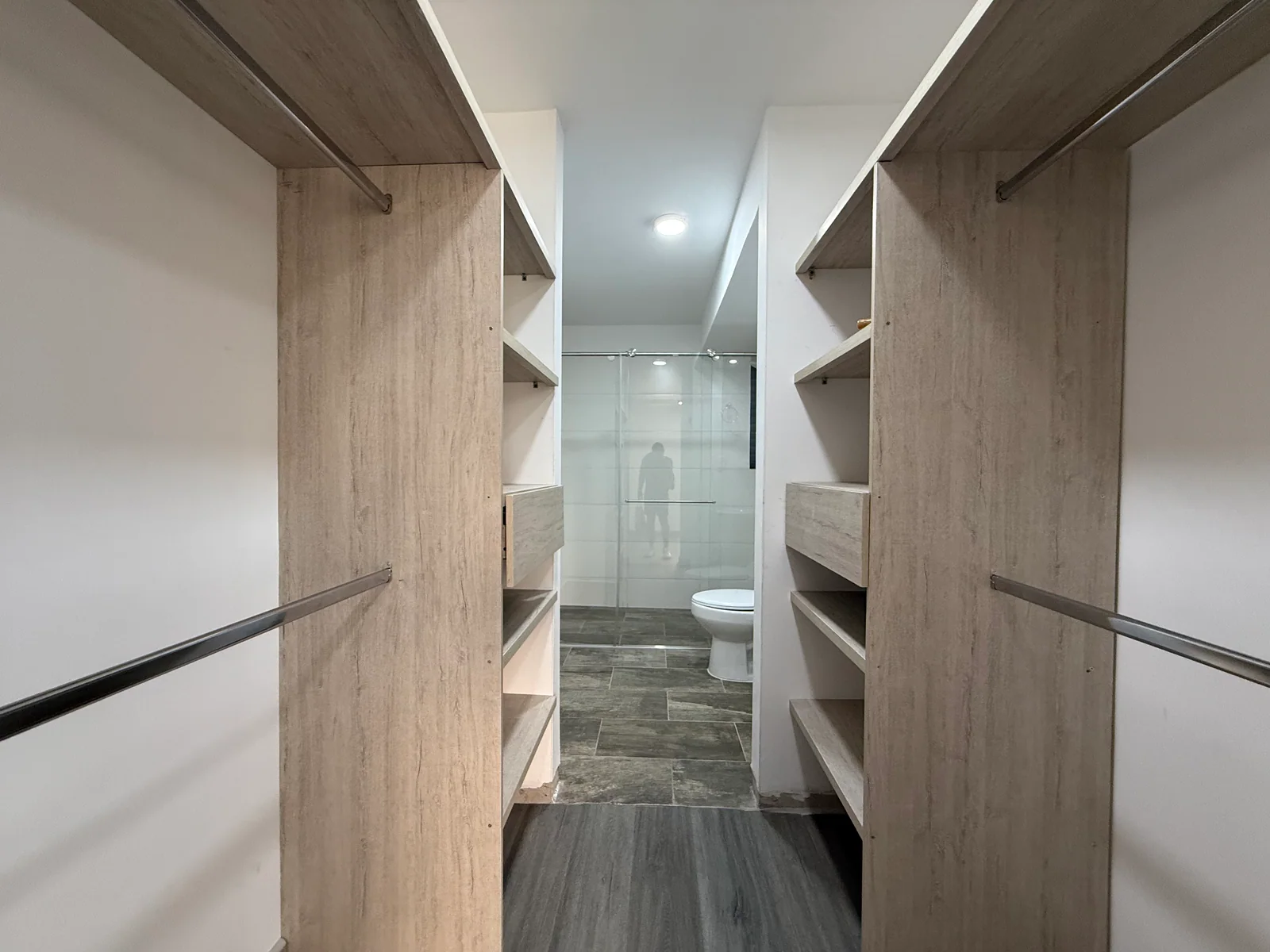 Vestier de la alcoba principal con acceso directo al baño principal del apartamento 806